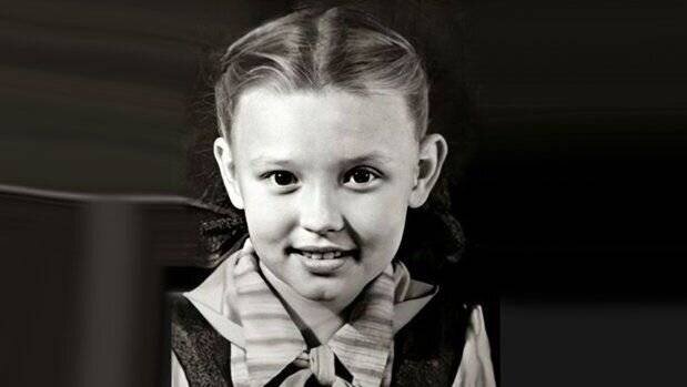 Она появилась на свет 21 февраля 1942 года в Котласе в творческой семье. Родители будущей звезды были актёрами и играли в местном театре.