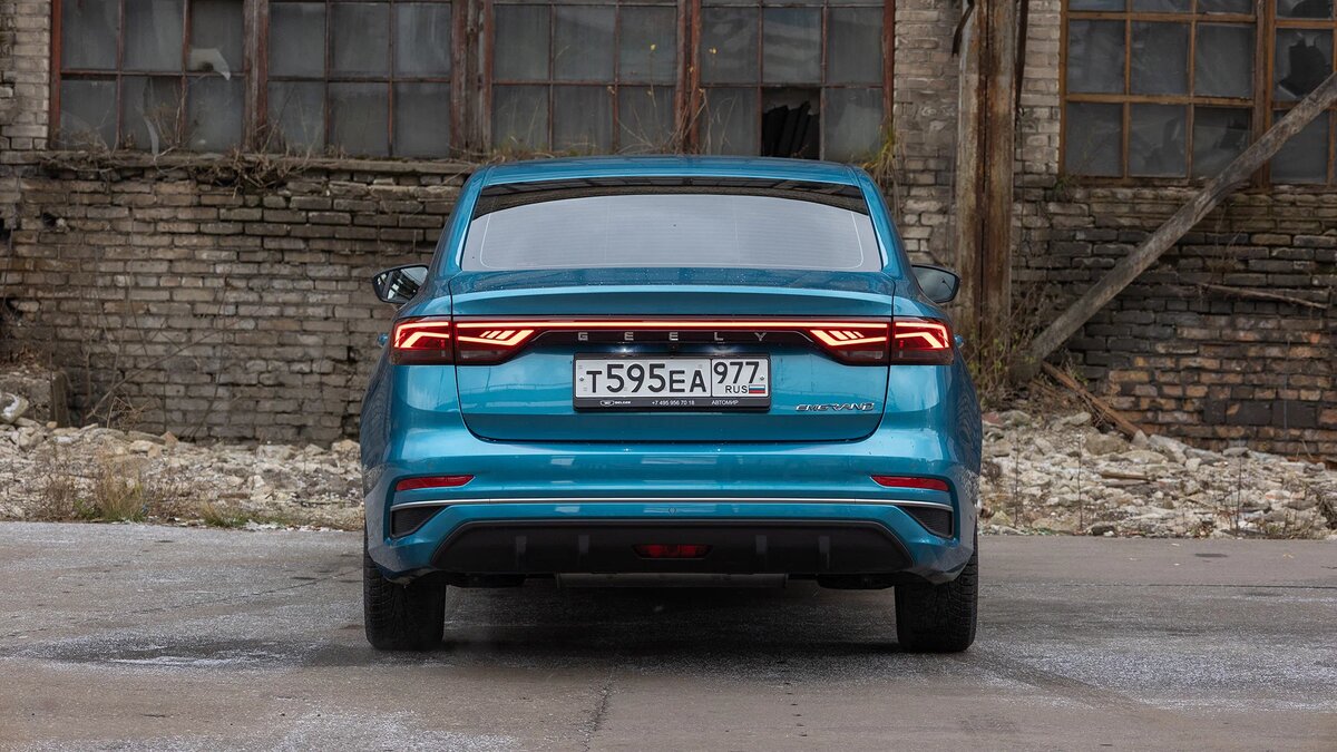 В палитре Geely Emgrand, помимо базового белого цвета, есть ещё пять интересных «металликов» — от серо-голубого и сине-лазурного (на фото) до бежевого и тёмно-синего