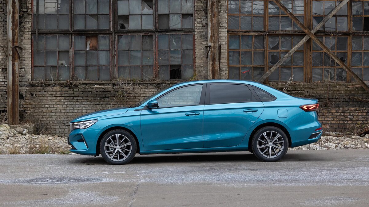 Опциональная система бесключевого доступа решена в самом бюджетном варианте — с единственной кнопкой на ручке водительской двери