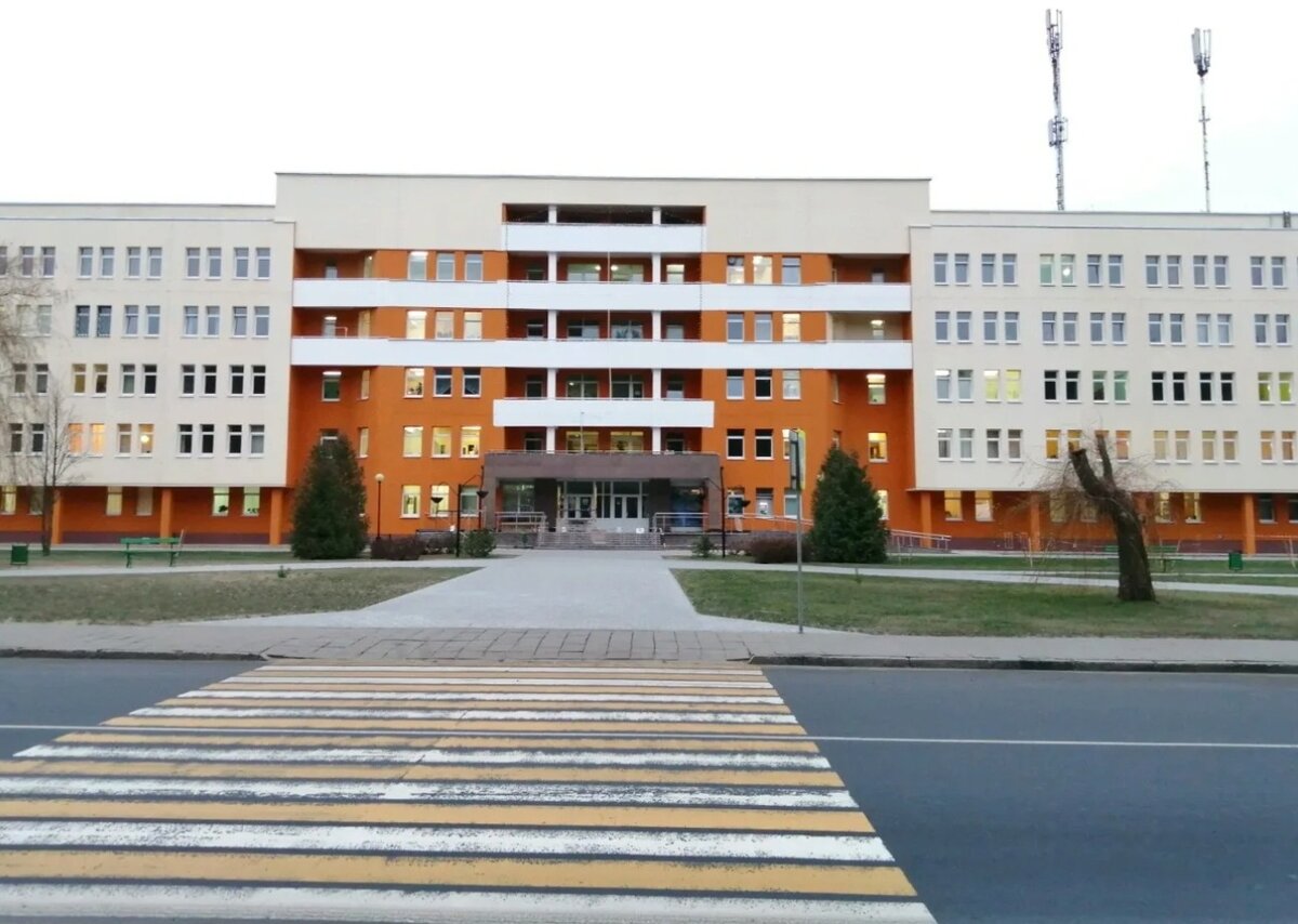 Могилёвская областная больница. Не нашёл фото сразу всех корпусов, две автобусные остановки занимают.