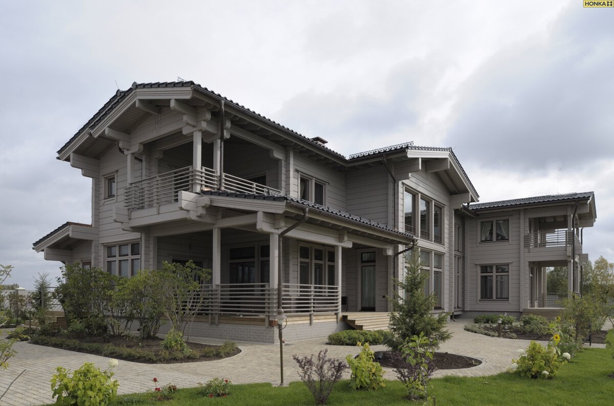 Дом из клееного бруса благородного оттенка серого цвета построен специалистами компании АРХИWOOD