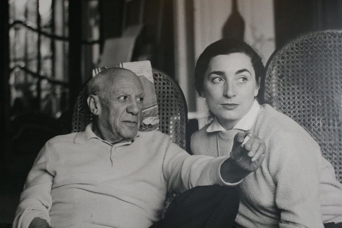 В 1955 году наконец скончалась первая жена Пикассо - Ольга Хохлова. Не то чтобы я ждала ее смерти, но жадный испанец не давал развод своей первой жене, чтобы не делить имущество.
