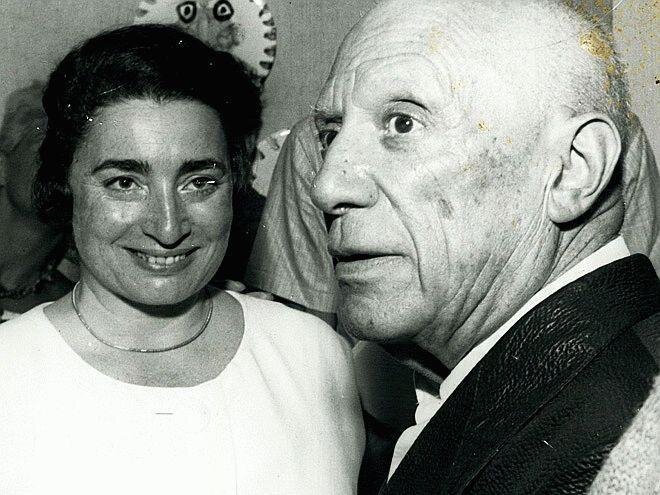 В 1955 году наконец скончалась первая жена Пикассо - Ольга Хохлова. Не то чтобы я ждала ее смерти, но жадный испанец не давал развод своей первой жене, чтобы не делить имущество.-2