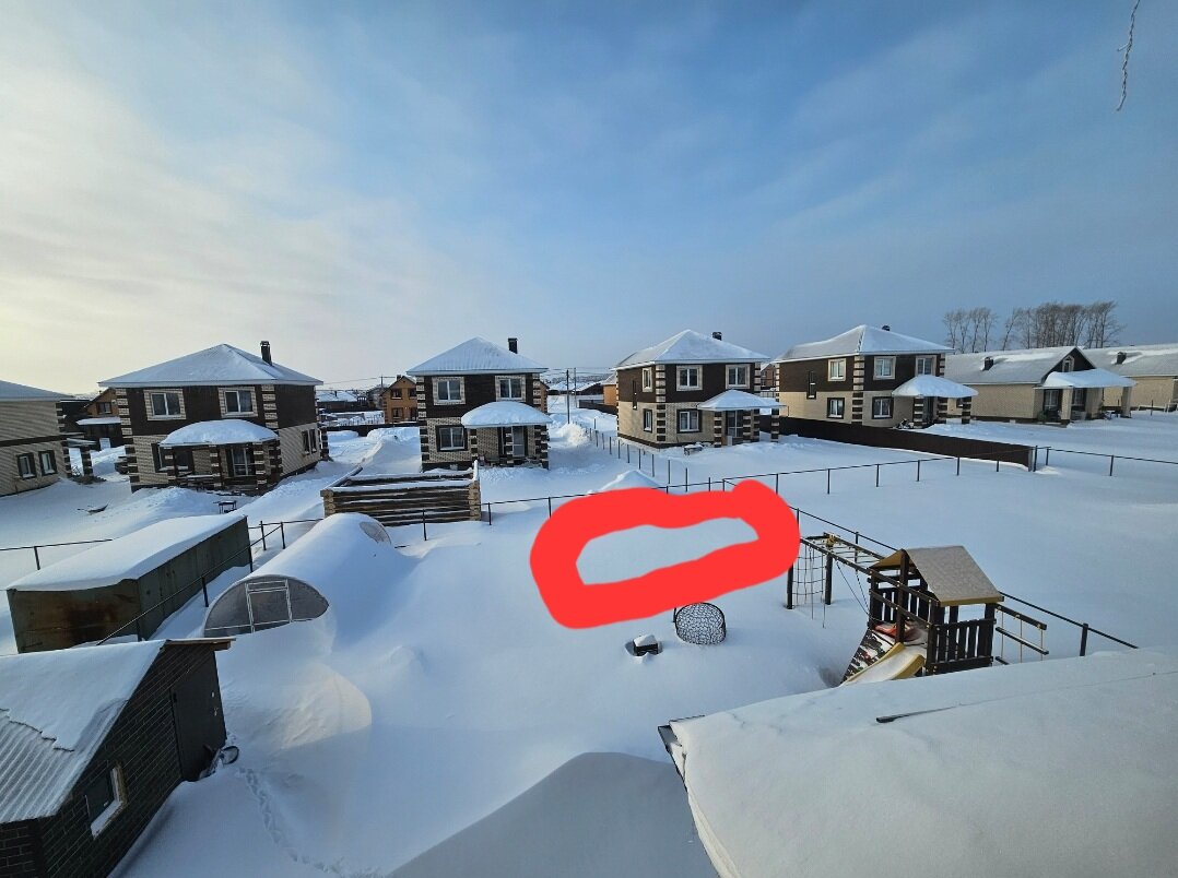 Вот примерное место для бани. В ширину около 6 метров (с учетом отступа от забора соседа 1м), в глубину не больше 3-4м. 