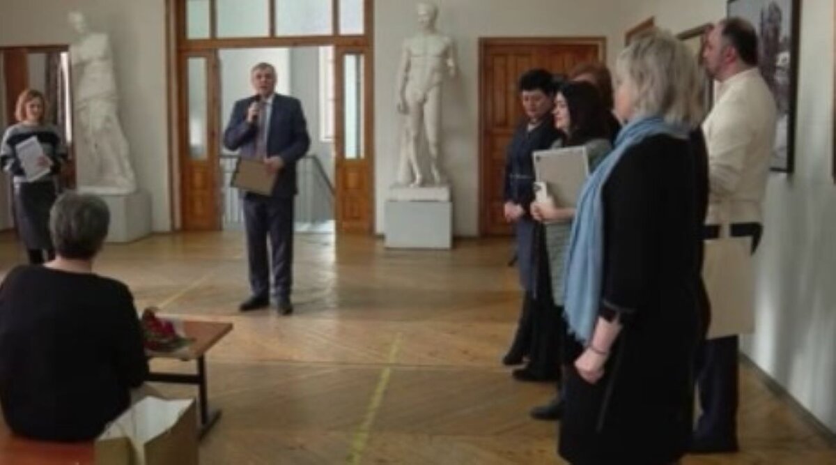    В Курске открылась выставка Анатолия Бредихина