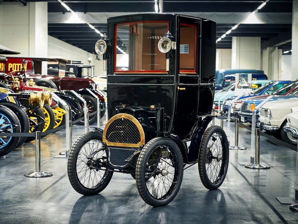Renault Voiturette (1898)  С технической точки зрения и по сути тем же автомобилем, но немногим более мощным, был Voiturette Type B. Он появился двумя годами позже и отличался закрытым кузовом, разработанным Renault совместно с Labourdette. Этот автомобиль, кстати, считается одним из первых седанов в мире.