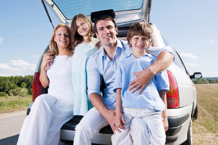 Топ семейных автомобилей. Семейный автомобиль. Семья в машине. Счастливая семья на автомобиле. Семья путешествует на машине.