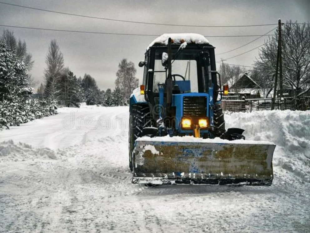 Тракторные дороги. МТЗ 82 зима. Трактор МТЗ 82 зима. Трактор МТЗ 82 убирает снег. Трактор МТЗ-80 уборркаснега.