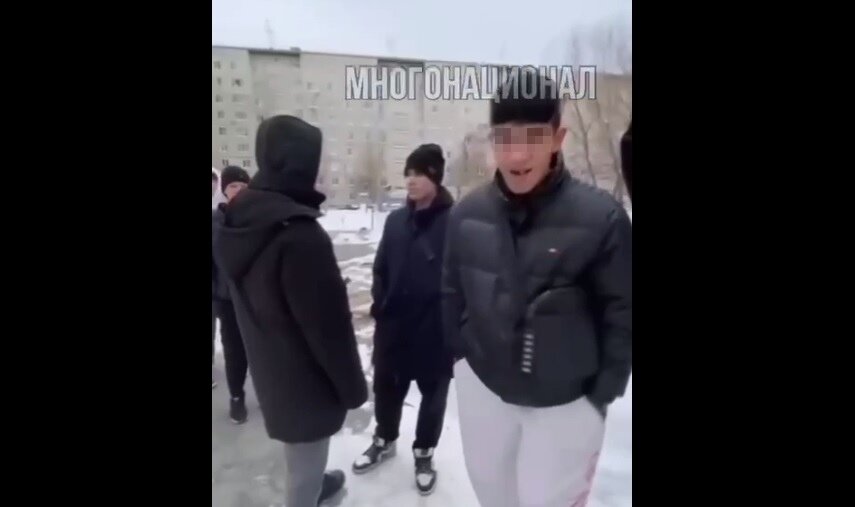 Тюменцев возмутили ролики в соцсетях, на которых смуглые парни издеваются над русскими подростками. Скриншот видео в телеграм-канале "Многонационал".