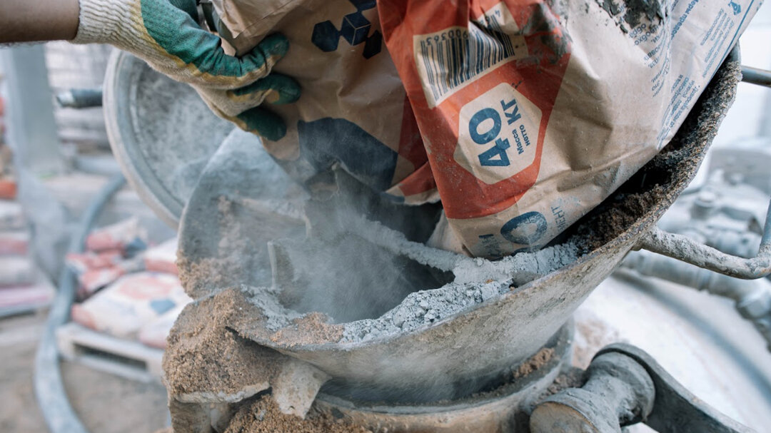 Кстати, перебор воды тоже плохо сказывается на качестве стяжки: укладывать ее легко, но вероятность трещин выше