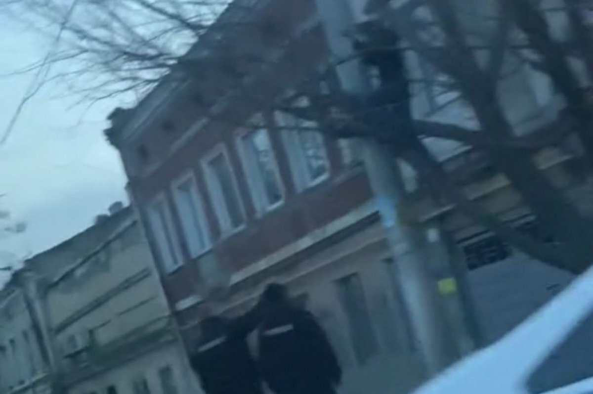    В Одессе мужчина залез на дерево, пытаясь убежать от военкомов
