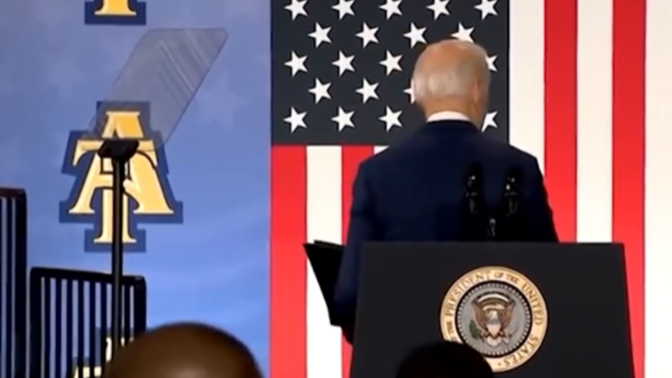 Джо байден здоровается. Джо байден рукопожатие. Джо байден здоровается. Байден и невидимка. Байден поздоровался с пустотой.