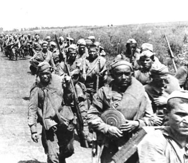 Боец несет диск к ДП в руках, сам пулемет несет второй боец сзади..