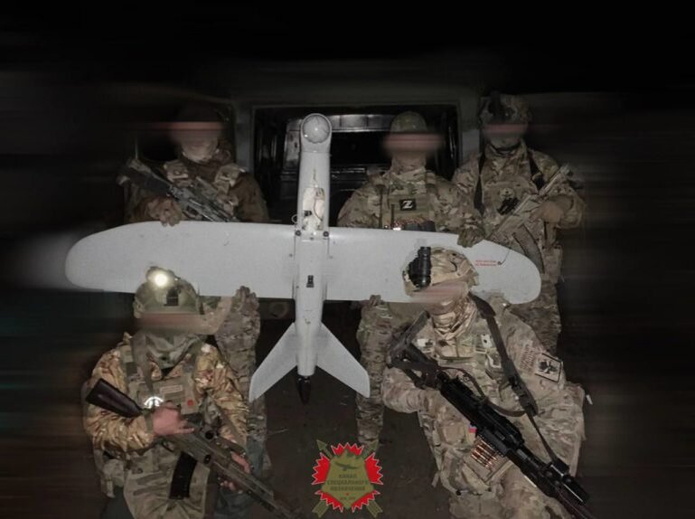 Мы его нашли, а потом украли(с) Разведчики армейского спецназа России с трофейным украинским БПЛА Лелека-100 Фото: КСпН