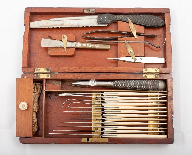 17 tools. Хирургический набор 19 века. Набор хирургических инструментов 19 века. Медицинские инструменты 19 века. Хирургические инструменты 19 век.