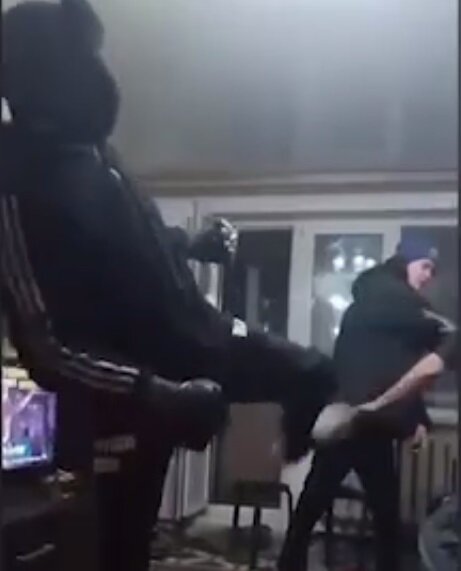 После удара ногой участник СВО падает на диван. Фото: скриншоты видео ТГ-канала NEWS.VL | Владивосток и Приморье 