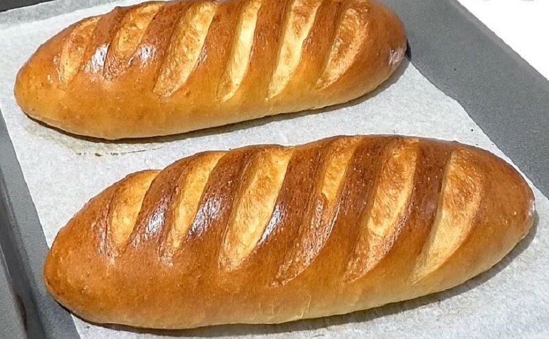 Выпечка батона. Тесто для батона. Батон молочный. Батон с молоком. Как украсить батон.