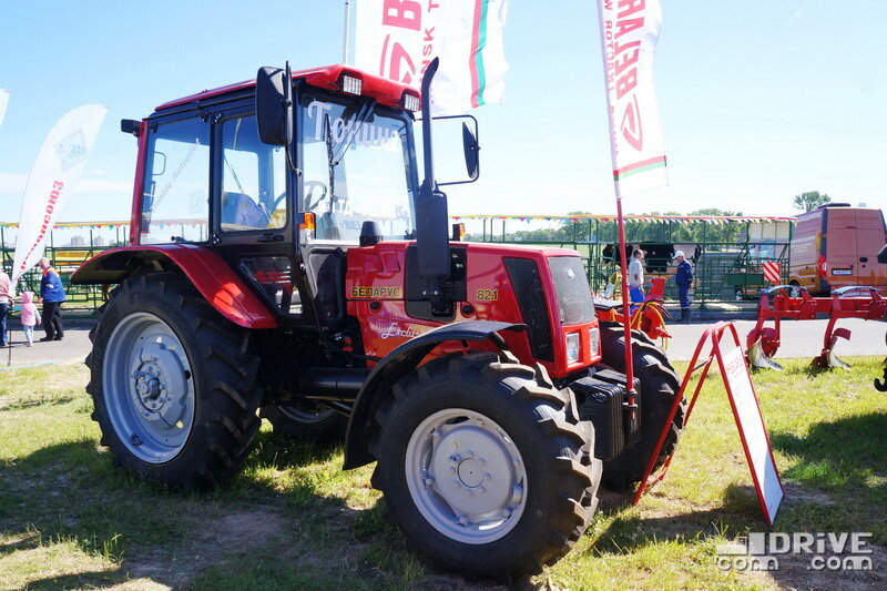 Выставка «Белагро-2018». МТЗ-82.1 Exclusive - тюнингованная версия все равно несет на борту название «БЕЛАРУС» кириллицей и логотип в виде аббревиатуры «MTZ».