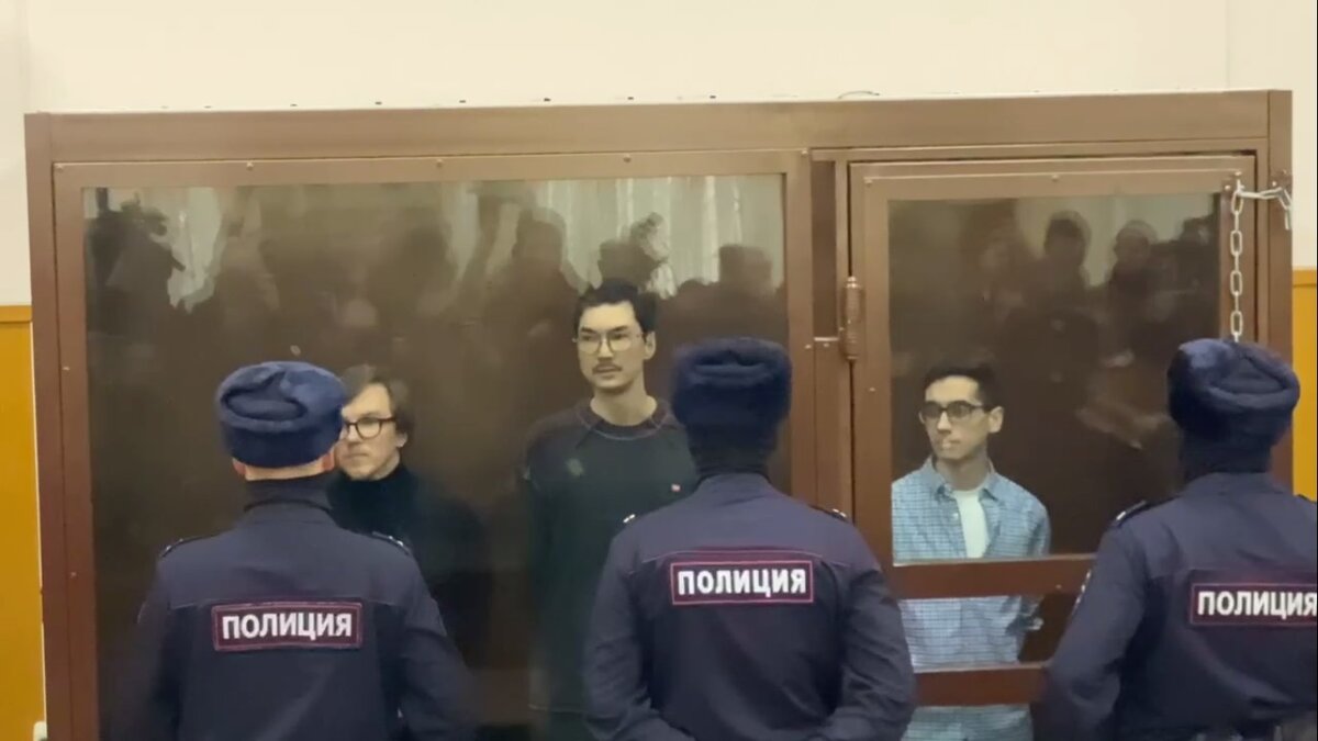 Самый вверх. Лестница хайку на острове оаху гавайи. Гора таранаки новая зеландия. Селфи вид сверху. Том круз на бурдж халифа фото.