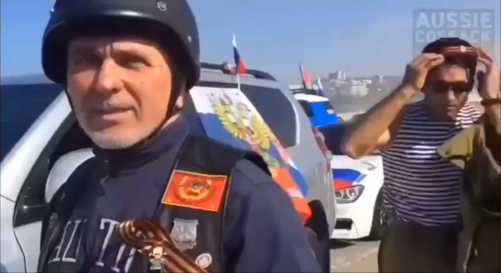    Сын нового главкома ВСУ Александра Сырского Антон Сырский снимается с флагами России и ДНР. Фото: телеграм-канал Aussie Cossack (Австралийский казак).