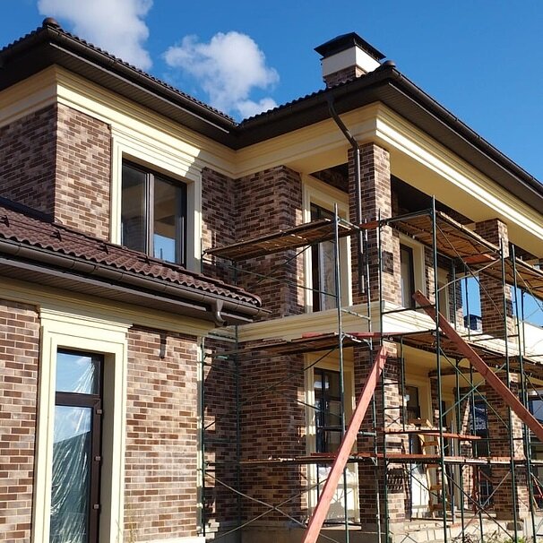 фасадная декоративная отделка. декоративная фасадная. декоративный фасад. декоративная фасадная. отделка фасада короедом и камнем.