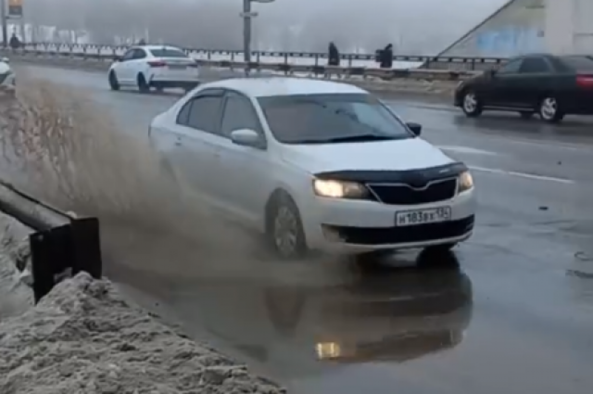    Водителей и мэрию клянут волгоградцы-пешеходы на Астраханском мосту