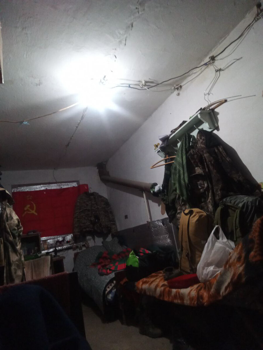 Расположение находилось в подвале полуразрушенного дома. В этой комнате мы и заночевали.