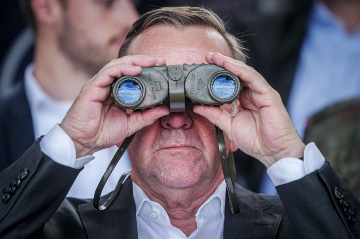 Министр обороны Борис Писториус (СДПГ) наблюдает в бинокль за учениями НАТО Griffin Storm в июне 2023 года © DPA