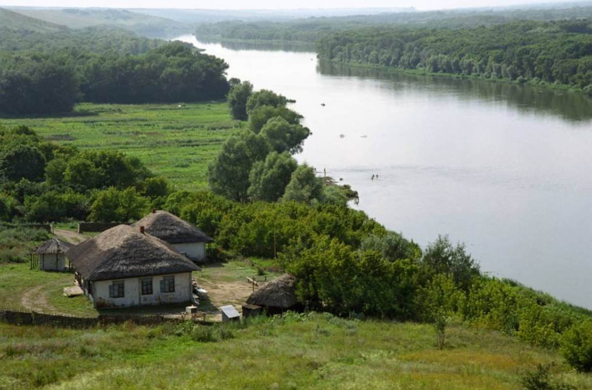 Село курень. Деревня Казачья Хутор курень. Казачий курень тихий Дон. Казачий курень на берегу реки. Деревня Хутор река на Дону.