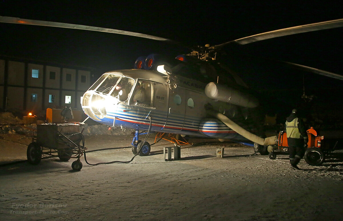 1. Звонок о том, что надо лететь поступает в четвёртом часу - в Хатанге в это время уже совсем темно. И холодно - машину начинают готовить к вылету, в первую очередь прогревают аэродромными подогревателями. От них в иллюминатор идёт воздуховод. Такая машинка довольно быстро создаёт внутри комфортную температуру.  