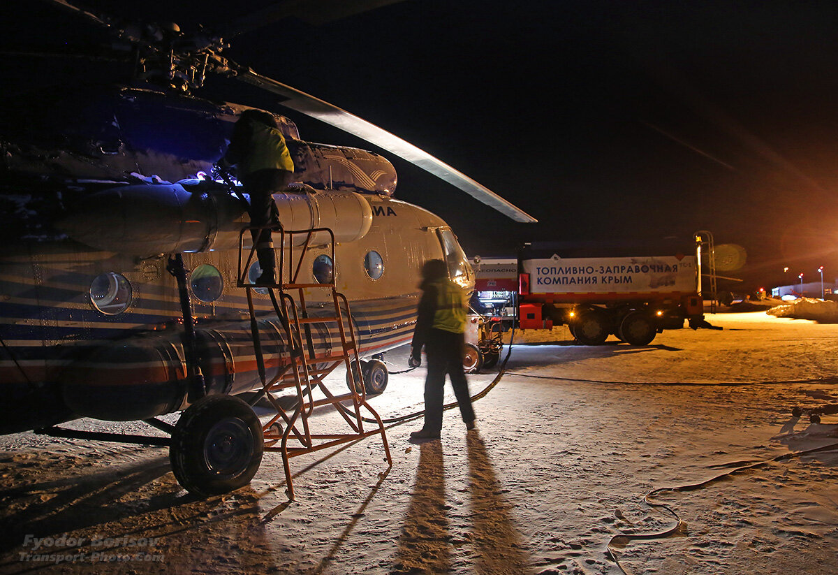 2. Вертолёт заправляют (лететь долго - в Попигае заправки не будет, топливо нужно в оба конца)...