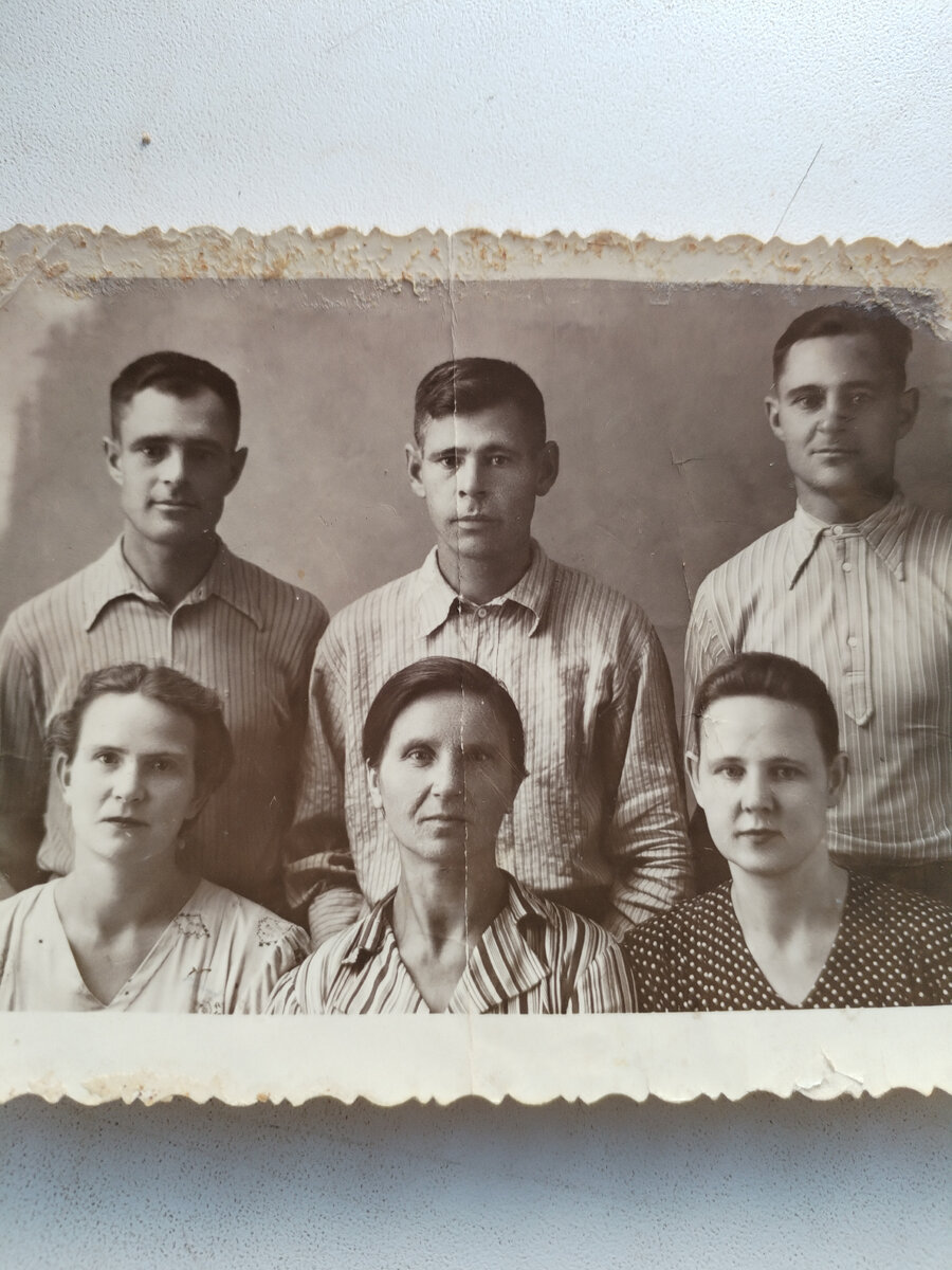 Токмак. В центре - Василий и Анастасия с братьями Василия и их жёнами. 