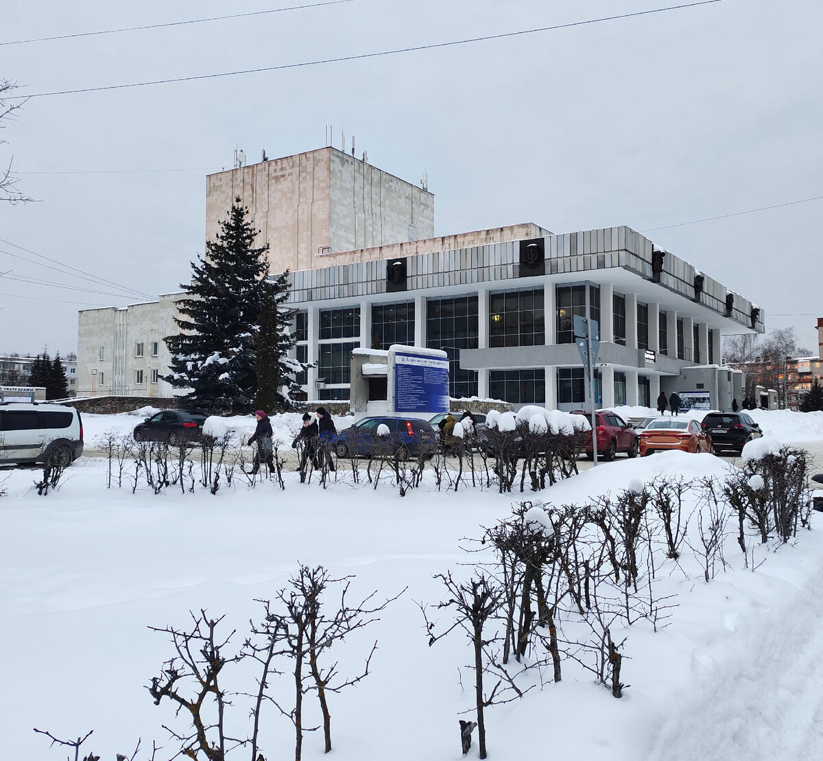 Здание Дзержинского драмтеатра. Вид со стороны кассы. Адрес: Нижегородская область, город Дзержинск, бульвар Мира, дом 28