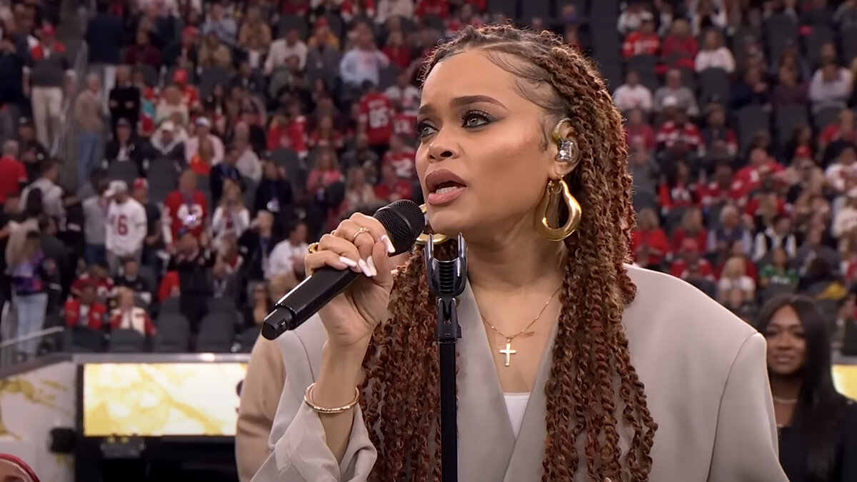 Andra Day выступает на Super Bowl