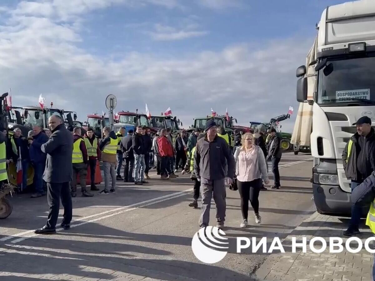    Акция протеста польских фермеров на границе с Украиной. 12 февраля 2024© РИА Новости