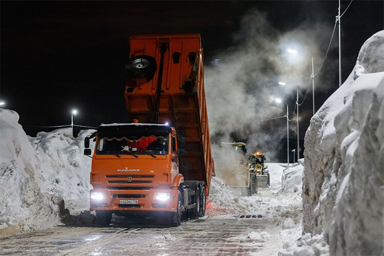    Круглосуточно работают 8 снегоплавильных пунктов. Под завязку забиты все 10 «сухих» свалок — это согласованные с минэкологии РТ места временного складирования снега. Районы подыскивают новые площадки для складирования снега Фото: «БИЗНЕС Online»