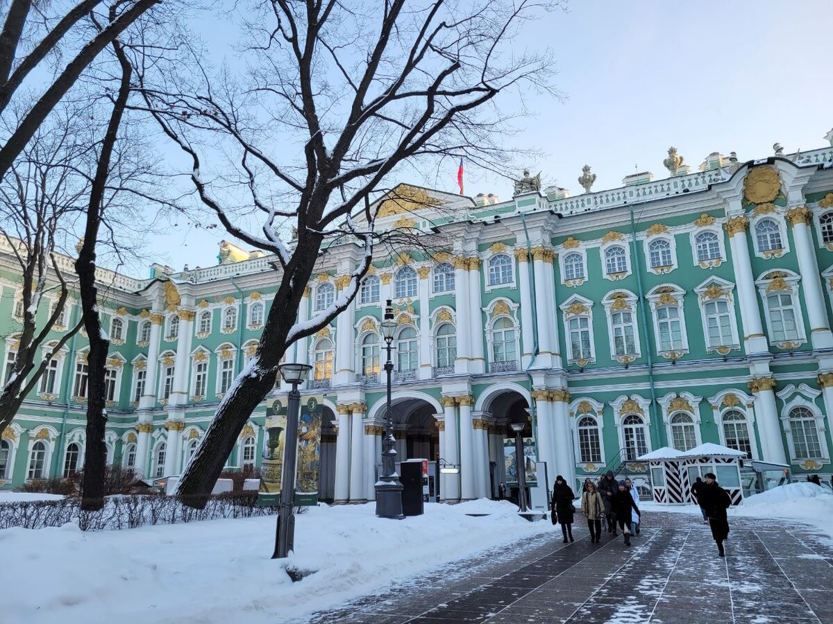 Во внутреннем дворе Эрмитажа 