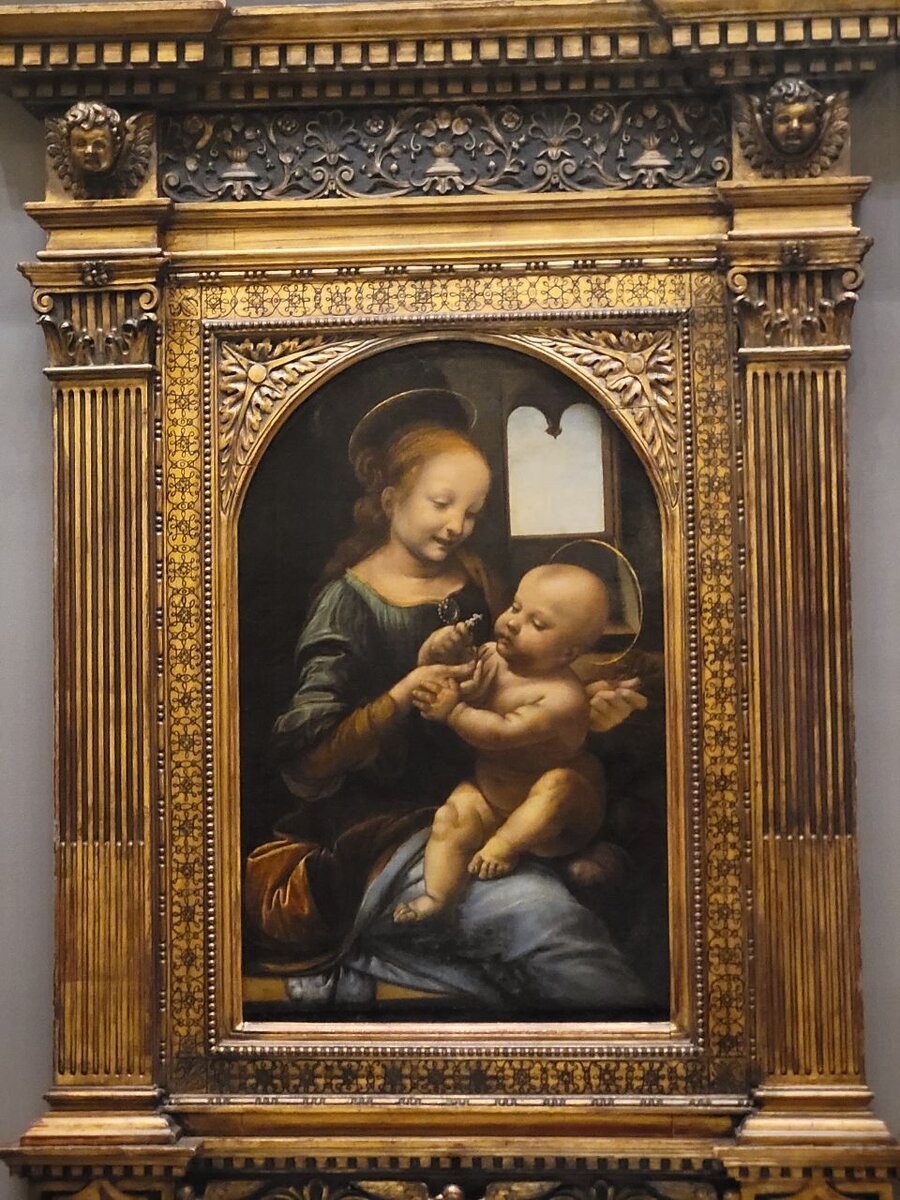 "Мадонна Бенуа" работы Да Винчи также представлена в Эрмитаже 