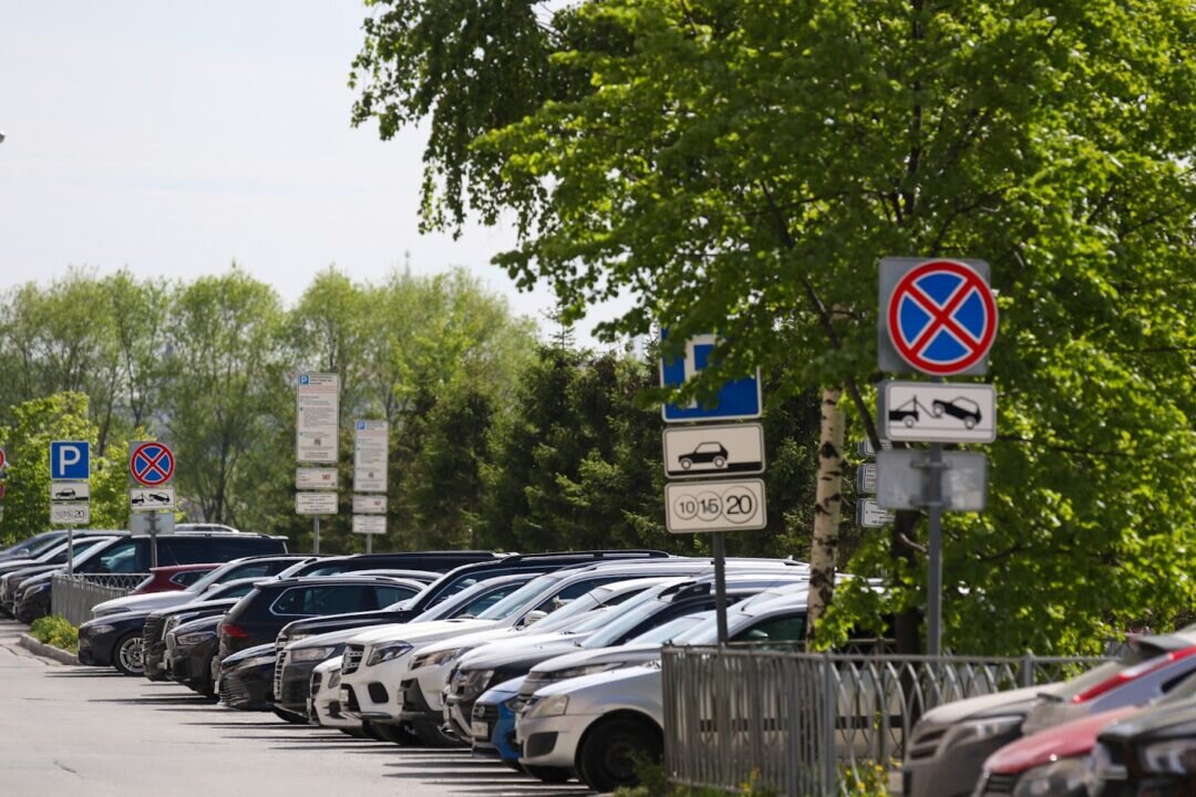 площадка для автомобиля на даче. дом на месте парковки. парковка во дворе. дом на месте парковки. дом на месте парковки.