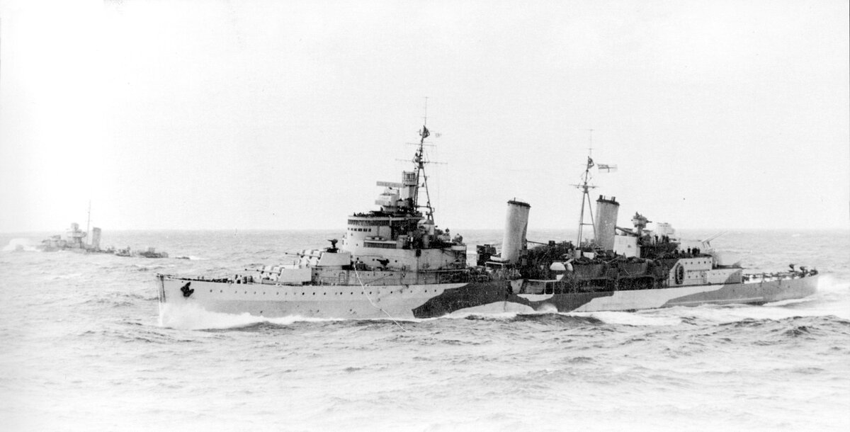 Легкий крейсер «Эдинбург» на пути в Скапа-Флоу, начало апреля 1942 года