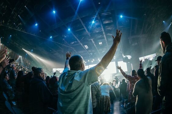 падающий человек. падение вниз. падает с высоты. встал упал встал упал. падающий человек.