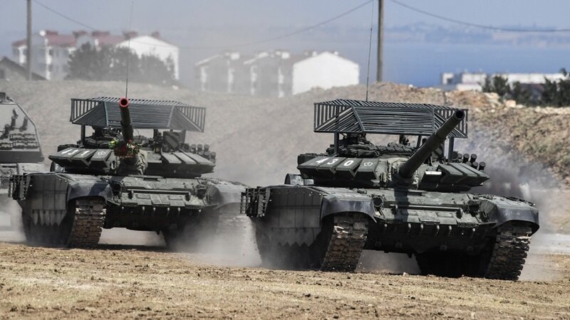На фото: защита танков от дронов-камикадзе и систем Javelin, которые военные назвали «мангалами». 2021 год. Источник: https://sharij.net/wp-content/uploads/2021/12/tanki1.jpg