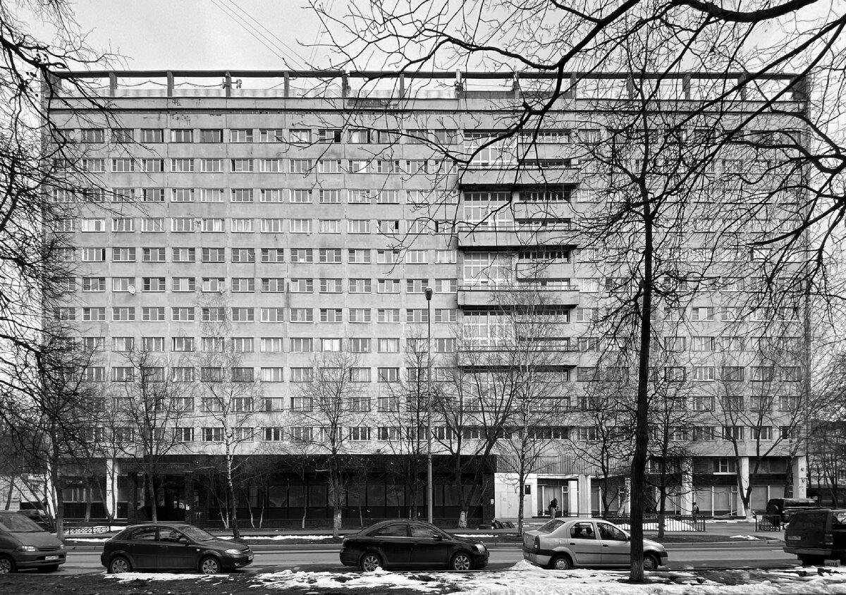 11-я Парковая улица, 36. Бывшее общежитие МИХМа, в настоящее время общежитие МИРЭА. Вид на главный (западный) фасад. 