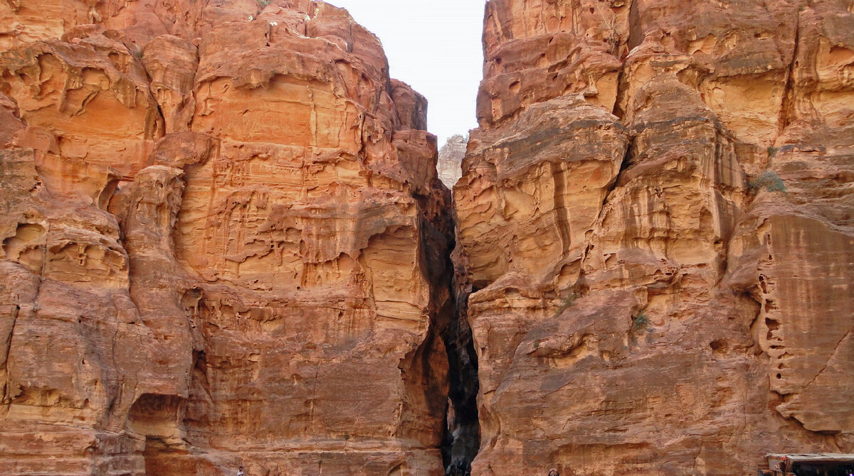 Видите черные натёки на скалах Иордании? И это сделал Энлиль..