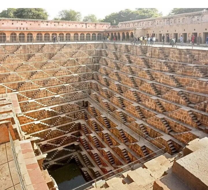 Видите эти перевернутые пирамиды с волноводами и водой внизу?