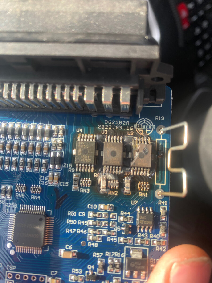 Вот сила короткого замыкание. Если же посмотреть на плату, то виден знакомый многим синий цвет.