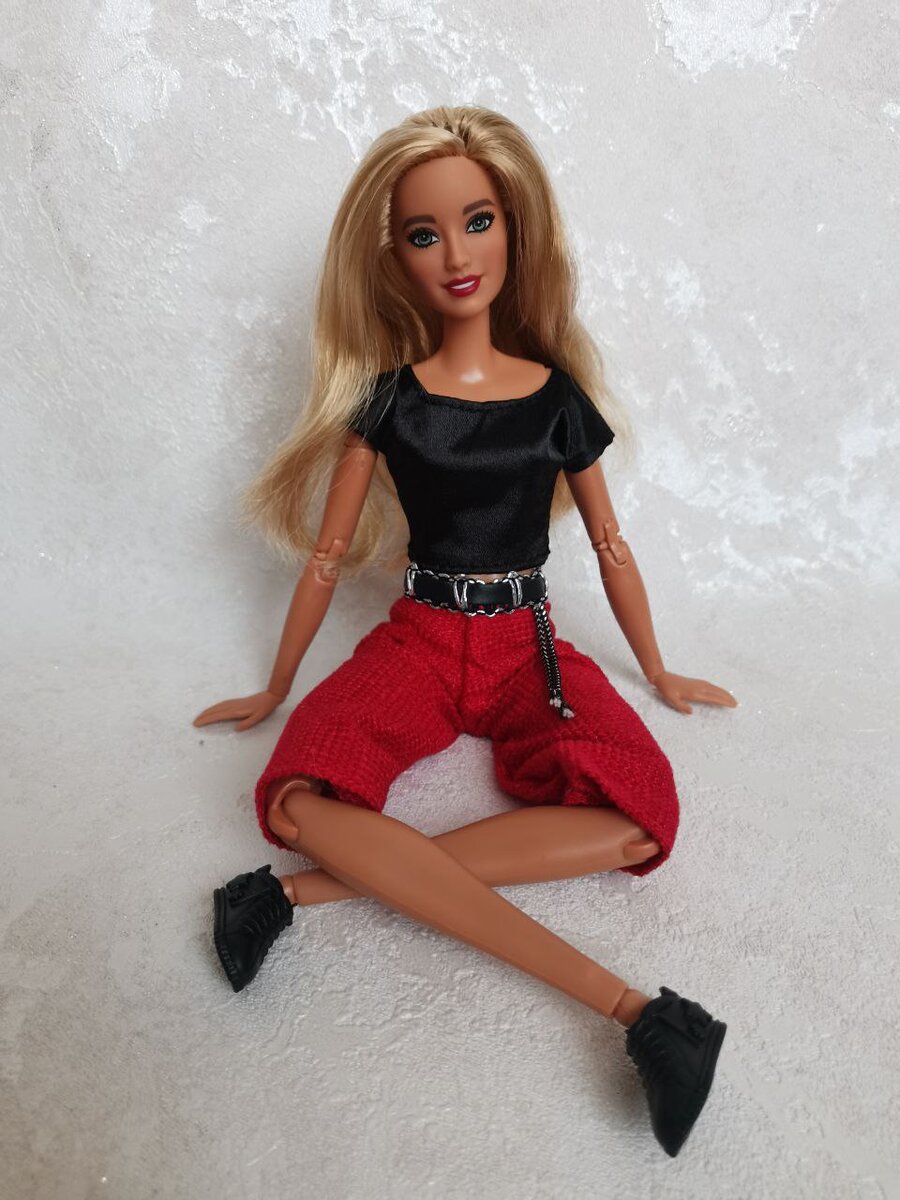 Мне очень понравился детализированный пояс у бридж! Атласный укороченный топ всегда пригодится.