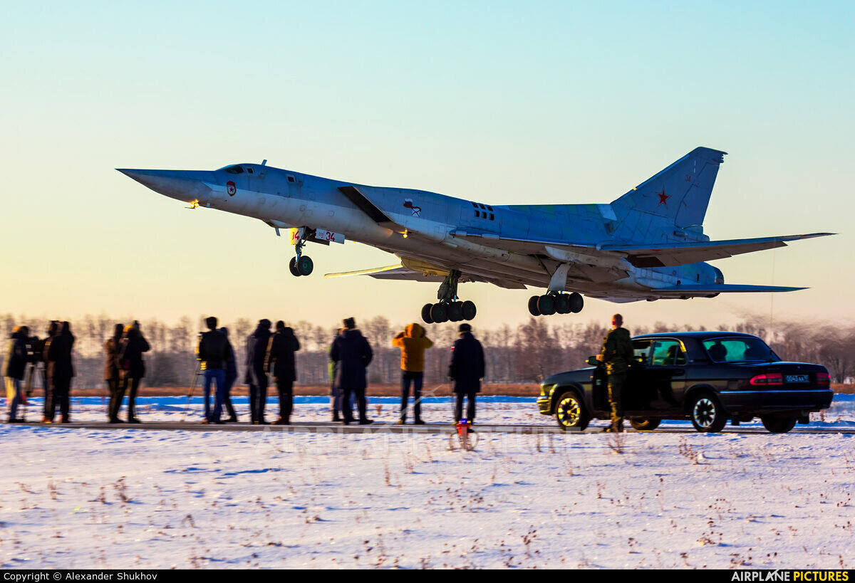 ил 113. математическая модель самолета. видео агродроны. взлетит ли самолет. задача взлетит ли самолет с транспортерной ленты.