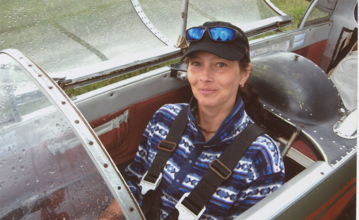 как научиться летать в реальной жизни. стремление. человек взлетает. девушка парит в воздухе. путешествие на самолете.