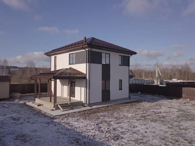 Дом с вальмовой крышей из металлочерепицы